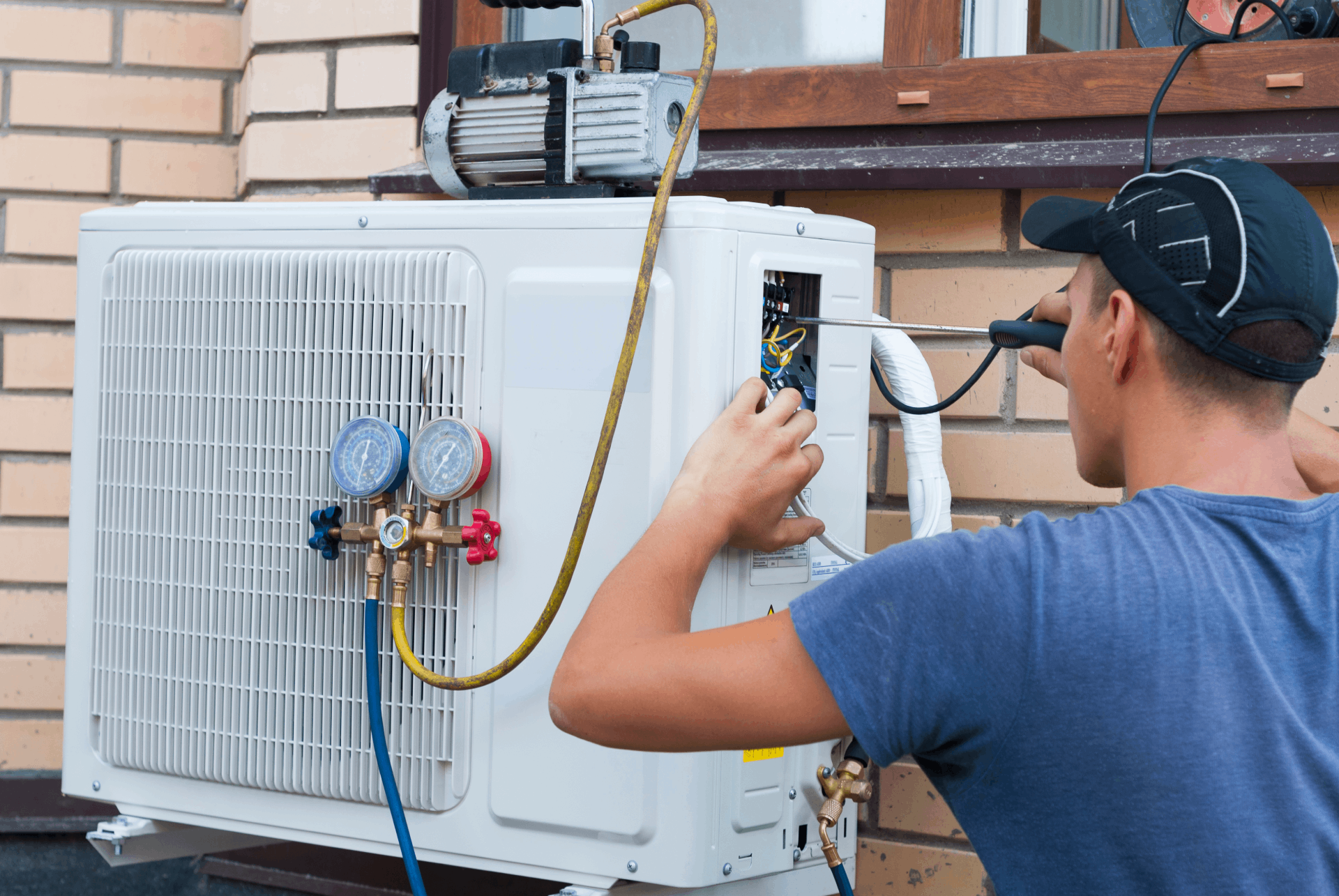 Técnico reparando una unidad de aire acondicionado