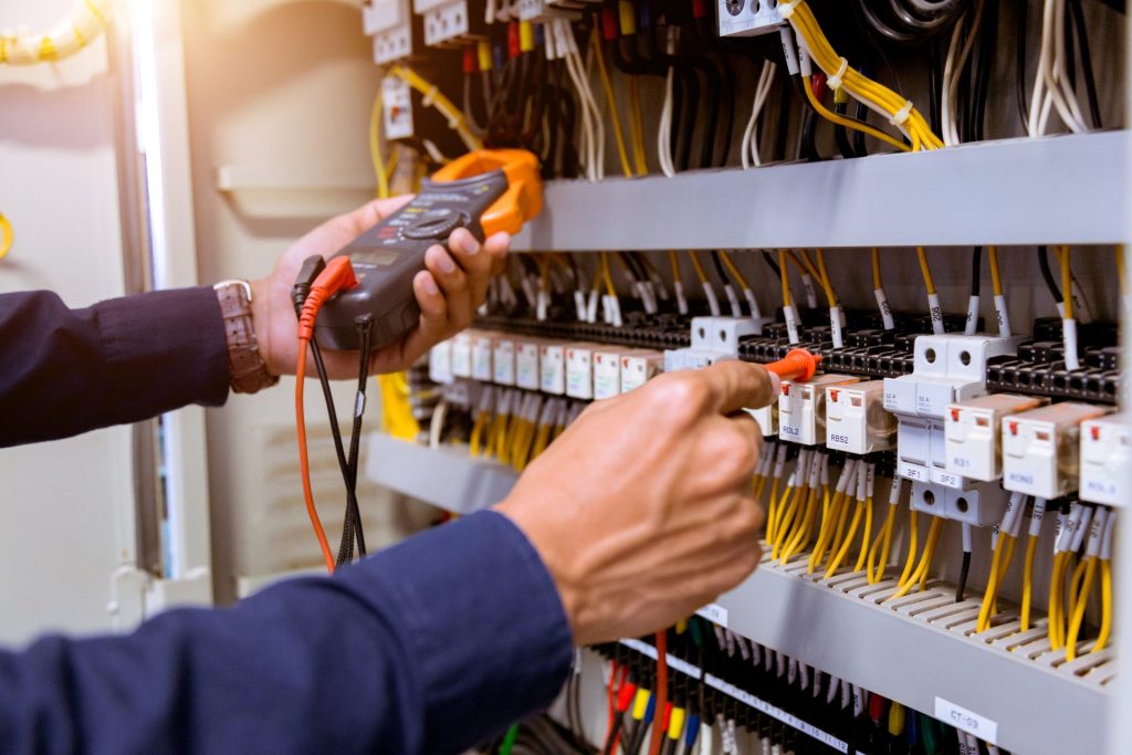 Técnico revisando un cuadro eléctrico