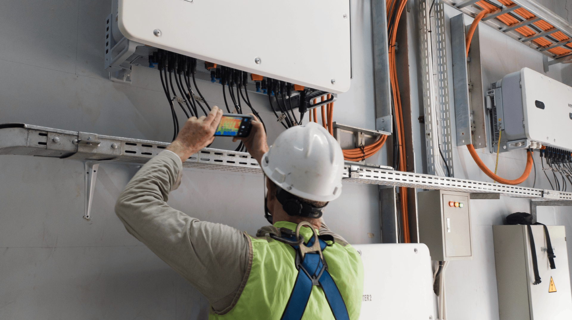 Técnico sacando una foto a un cuadro eléctrico